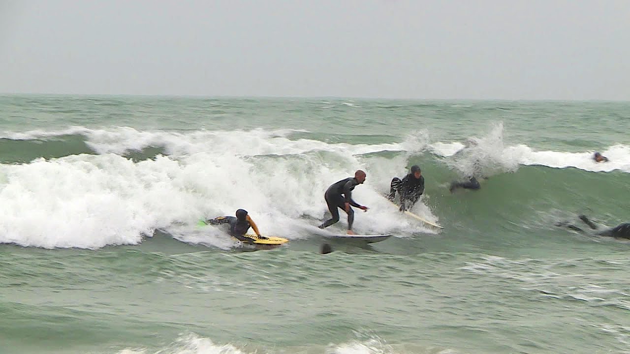 surf en méditerranée : affrontez les géants d’automne à palavas les flots !